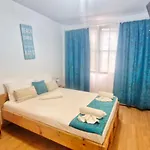 Casa Cu Obloane Rosii By Cochilia - Parcare Privata, Aproape De Plaja Eforie Nord