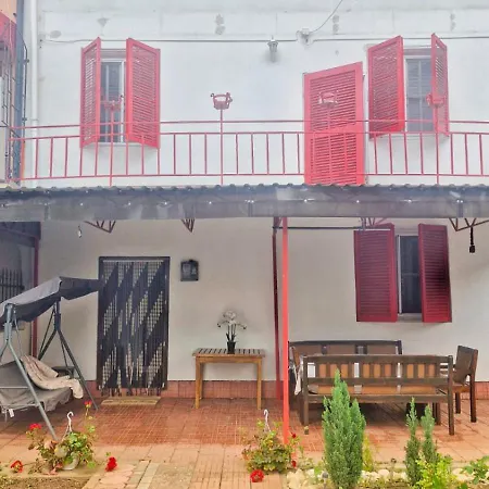 Casa Cu Obloane Rosii By Cochilia Apartment