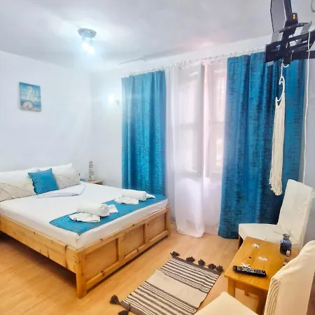 Apartment Casa Cu Obloane Rosii By Cochilia *