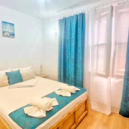 Apartment Casa Cu Obloane Rosii By Cochilia